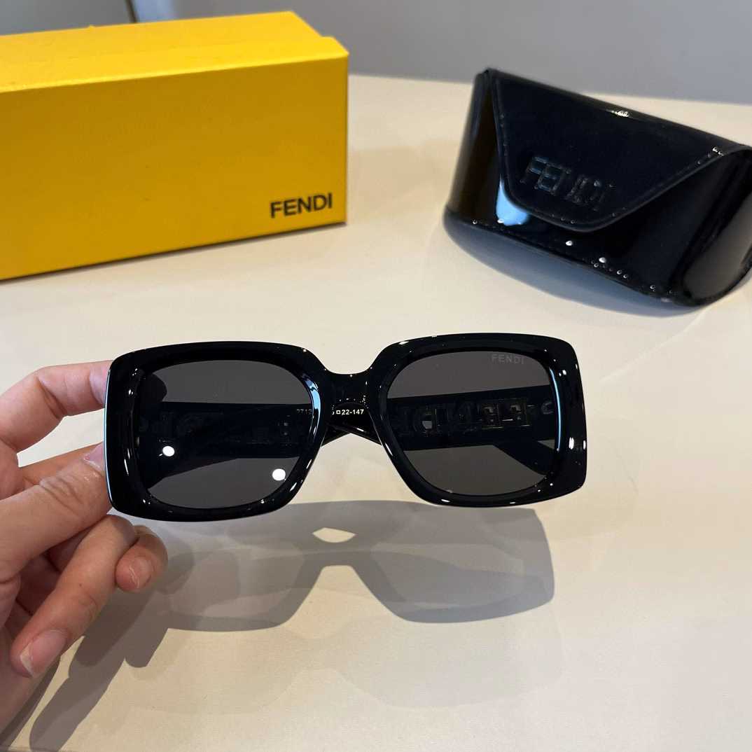FENDi sunglasses, I love them no matter how you match them!The king of sunglasses fashionThey never disappoint meBoth men and women can wear them~The most versatile black style!