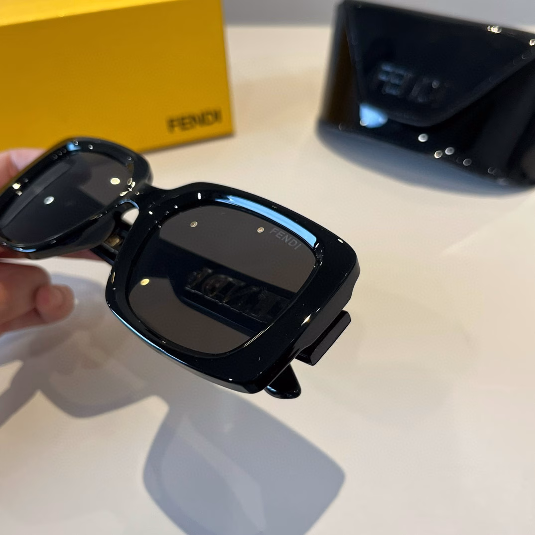 FENDi sunglasses, I love them no matter how you match them!The king of sunglasses fashionThey never disappoint meBoth men and women can wear them~The most versatile black style!