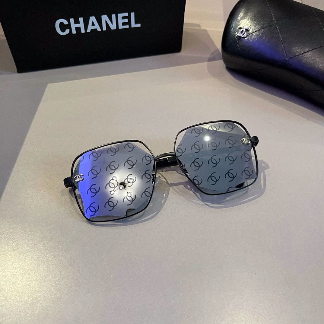 Chanel sunglasses🕶️Look here, round-faced people, they can hide chubby faces and make your face look small. Chanel style 24 new large square frame sunglasses are versatile and slimming, and can make your face look smaller. Big face, round face, chubby face can all be solved with one lens