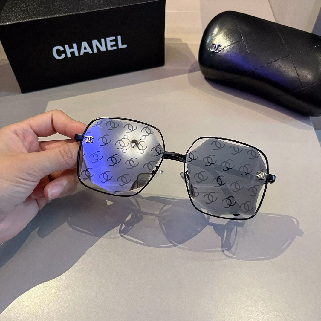 Chanel sunglasses🕶️Look here, round-faced people, they can hide chubby faces and make your face look small. Chanel style 24 new large square frame sunglasses are versatile and slimming, and can make your face look smaller. Big face, round face, chubby face can all be solved with one lens