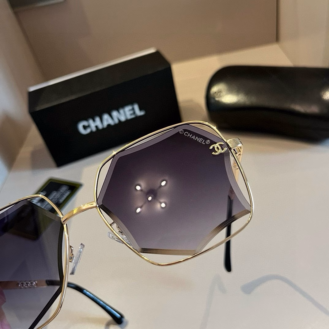 Chanel sunglasses🕶️Look here, round-faced people, they can hide chubby faces and make your face look small. Chanel style 24 new large square frame sunglasses are versatile and slimming, and can make your face look smaller. Big face, round face, chubby face can all be solved with one lens