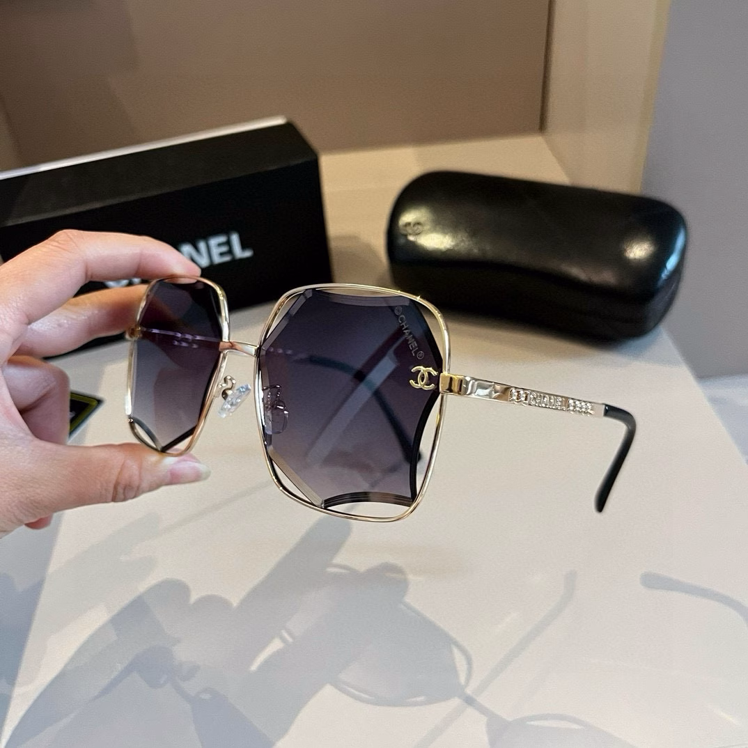 Chanel sunglasses🕶️Look here, round-faced people, they can hide chubby faces and make your face look small. Chanel style 24 new large square frame sunglasses are versatile and slimming, and can make your face look smaller. Big face, round face, chubby face can all be solved with one lens