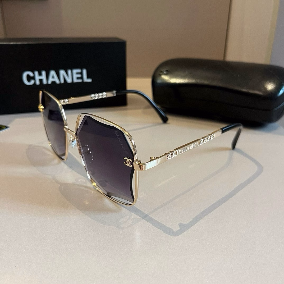 Chanel sunglasses🕶️Look here, round-faced people, they can hide chubby faces and make your face look small. Chanel style 24 new large square frame sunglasses are versatile and slimming, and can make your face look smaller. Big face, round face, chubby face can all be solved with one lens