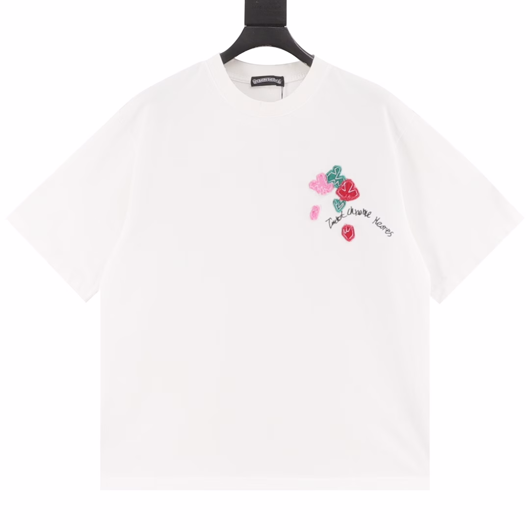 Chrome Hearts 25ss Valentine's Day patchwork embroidery graffiti short-sleeved T-shirtChrome Hearts specially launched a series for Valentine's Day. The chest is specially embroidered with three-color brand logo patchworkEmbroidered with brand logo and presents rose pattern. Large area of ​​hand-made patchwork embroidery and graffiti on the backThe whole garment is extremely complex. Customized 300g double yarn fabric is used. Extremely luxurious. The original mold has been authenticated and the collar label has been passed100% silk washing label, original hangtag, matching hanging rope, armhole matching technique