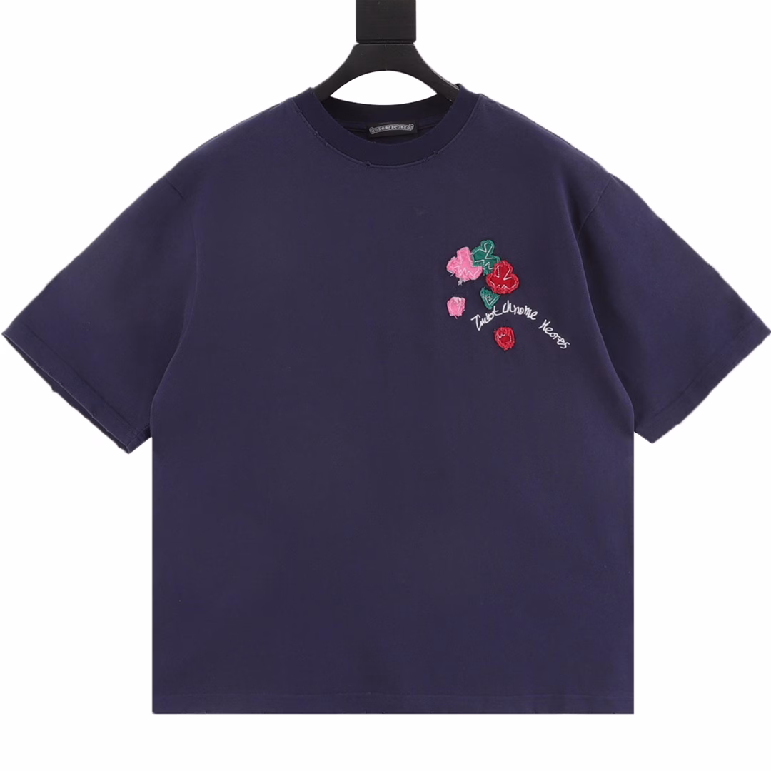 Chrome Hearts 25ss Valentine's Day patchwork embroidery graffiti short-sleeved T-shirtChrome Hearts specially launched a series for Valentine's Day. The chest is specially embroidered with three-color brand logo patchworkEmbroidered with brand logo and presents rose pattern. Large area of ​​hand-made patchwork embroidery and graffiti on the backThe whole garment is extremely complex. Customized 300g double yarn fabric is used. Extremely luxurious. The original mold has been authenticated and the collar label has been passed100% silk washing label, original hangtag, matching hanging rope, armhole matching technique