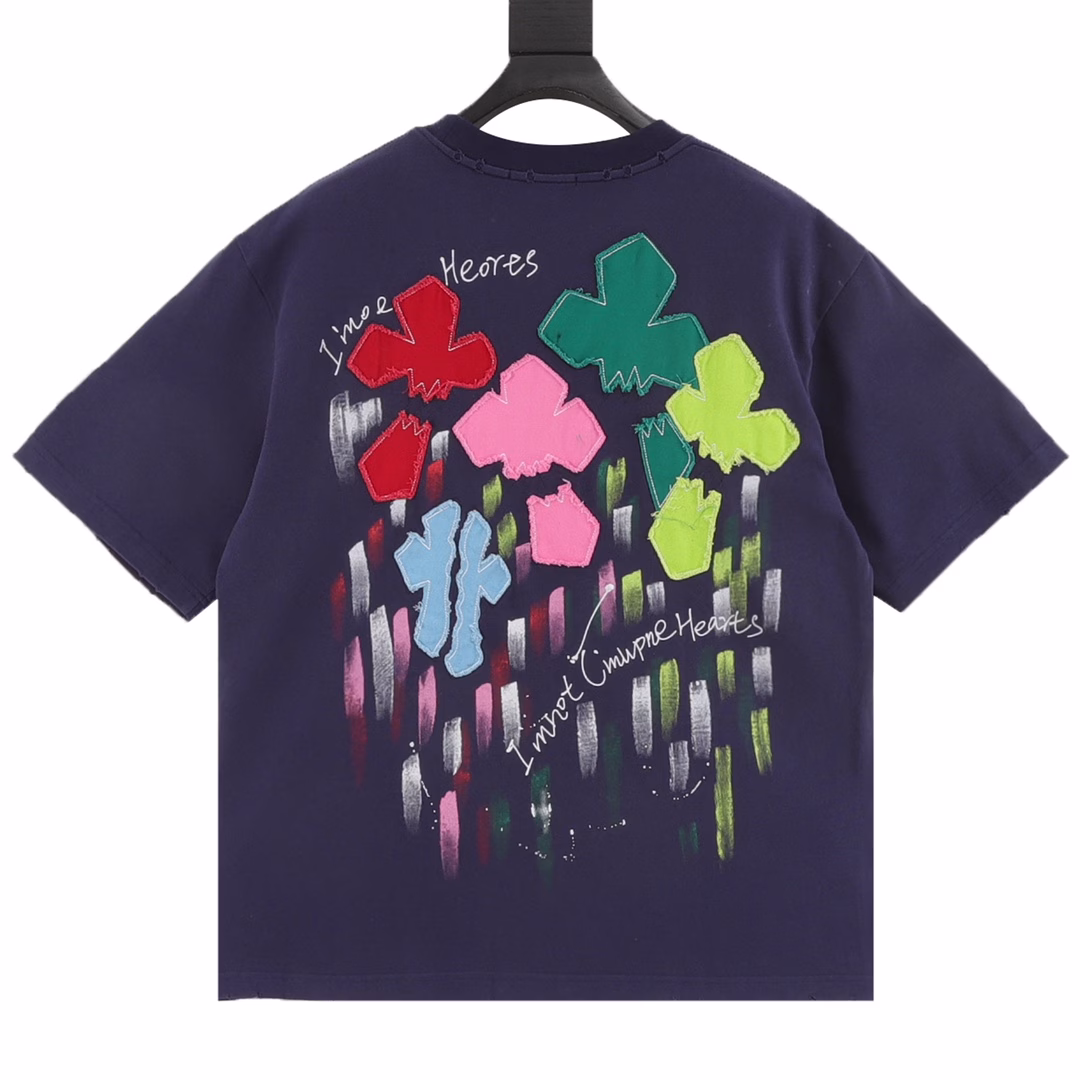 Chrome Hearts 25ss Valentine's Day patchwork embroidery graffiti short-sleeved T-shirtChrome Hearts specially launched a series for Valentine's Day. The chest is specially embroidered with three-color brand logo patchworkEmbroidered with brand logo and presents rose pattern. Large area of ​​hand-made patchwork embroidery and graffiti on the backThe whole garment is extremely complex. Customized 300g double yarn fabric is used. Extremely luxurious. The original mold has been authenticated and the collar label has been passed100% silk washing label, original hangtag, matching hanging rope, armhole matching technique