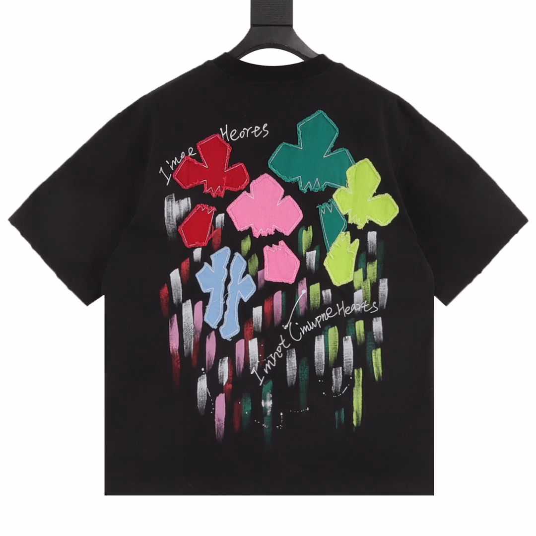 Chrome Hearts 25ss Valentine's Day patchwork embroidery graffiti short-sleeved T-shirtChrome Hearts specially launched a series for Valentine's Day. The chest is specially embroidered with three-color brand logo patchworkEmbroidered with brand logo and presents rose pattern. Large area of ​​hand-made patchwork embroidery and graffiti on the backThe whole garment is extremely complex. Customized 300g double yarn fabric is used. Extremely luxurious. The original mold has been authenticated and the collar label has been passed100% silk washing label, original hangtag, matching hanging rope, armhole matching technique