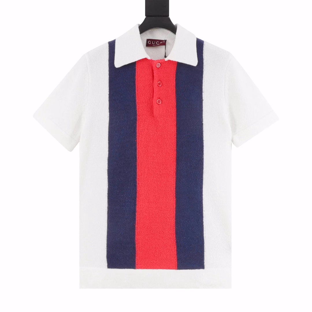 Gucci 24ss contrast stripe stitching knitted Polo short sleevesMade with custom color-blocked mercerized cotton, classic stripe color blocking, brand letter embroidery on the neckline, bright overall color, simple and elegant, comfortable and breathable, the same style as celebrities, reinterpreting classic elements while superimposing and stacking to create a contemporary atmosphere. The fully customized fabric is smoother and more breathable than ordinary ones, which is very classy.