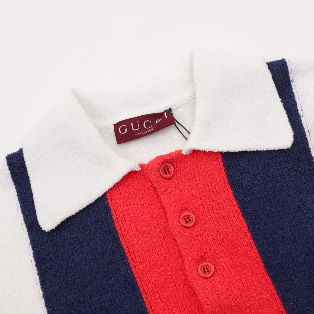 Gucci 24ss contrast stripe stitching knitted Polo short sleevesMade with custom color-blocked mercerized cotton, classic stripe color blocking, brand letter embroidery on the neckline, bright overall color, simple and elegant, comfortable and breathable, the same style as celebrities, reinterpreting classic elements while superimposing and stacking to create a contemporary atmosphere. The fully customized fabric is smoother and more breathable than ordinary ones, which is very classy.