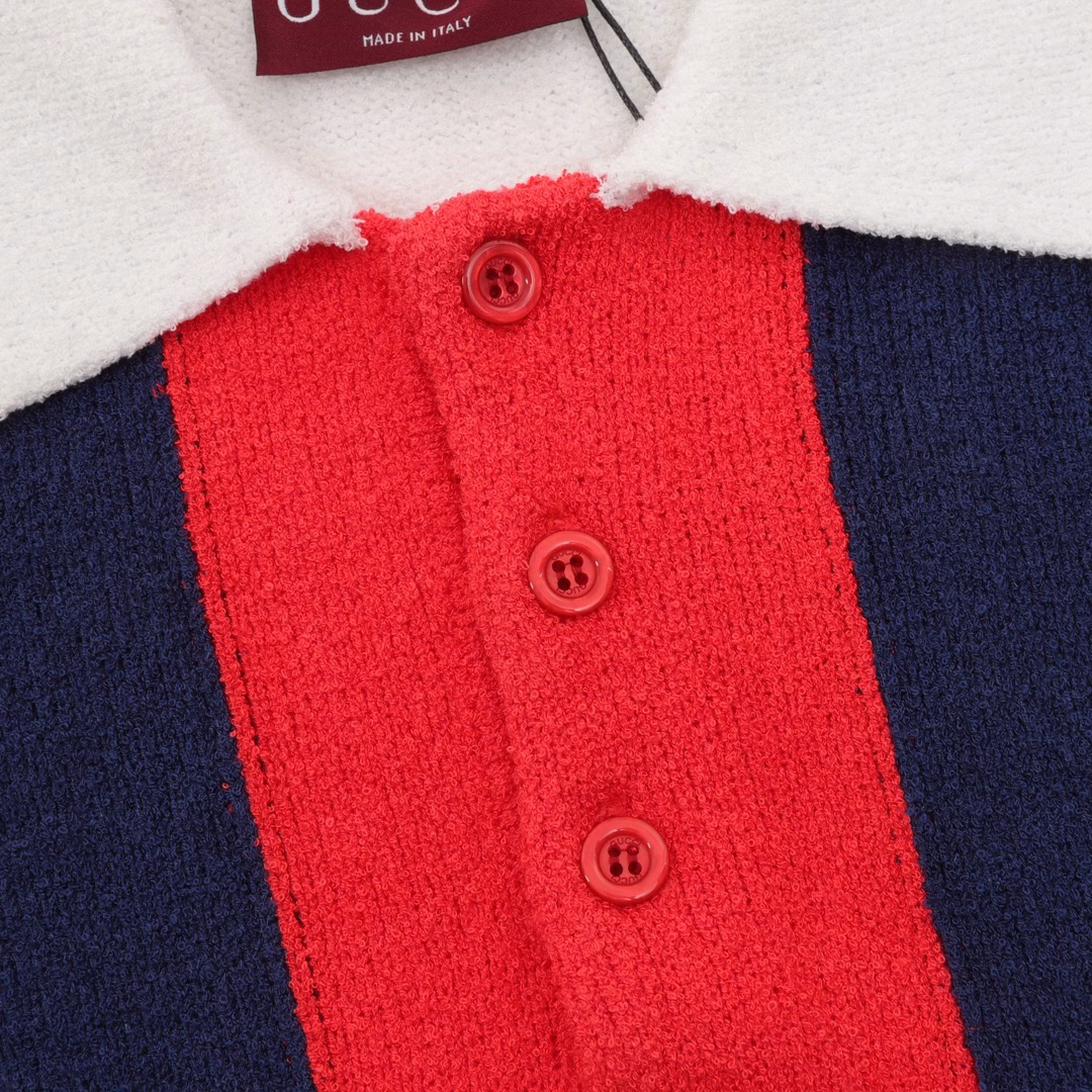 Gucci 24ss contrast stripe stitching knitted Polo short sleevesMade with custom color-blocked mercerized cotton, classic stripe color blocking, brand letter embroidery on the neckline, bright overall color, simple and elegant, comfortable and breathable, the same style as celebrities, reinterpreting classic elements while superimposing and stacking to create a contemporary atmosphere. The fully customized fabric is smoother and more breathable than ordinary ones, which is very classy.