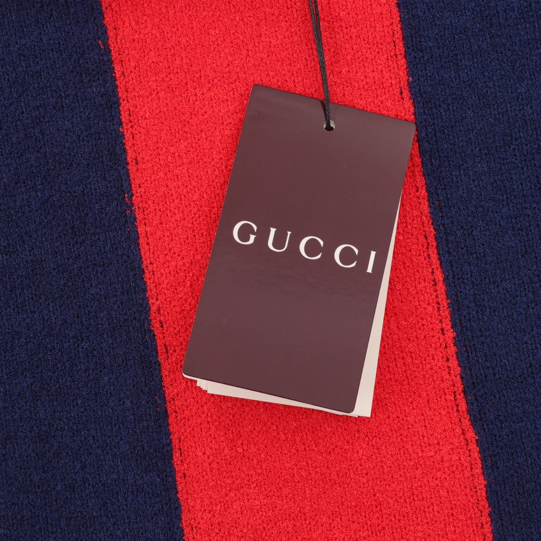 Gucci 24ss contrast stripe stitching knitted Polo short sleevesMade with custom color-blocked mercerized cotton, classic stripe color blocking, brand letter embroidery on the neckline, bright overall color, simple and elegant, comfortable and breathable, the same style as celebrities, reinterpreting classic elements while superimposing and stacking to create a contemporary atmosphere. The fully customized fabric is smoother and more breathable than ordinary ones, which is very classy.