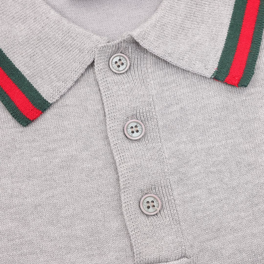 Gucci 25ss red and green striped silver knitted Polo short sleevesKnitted with silver silver thread blended cotton thread, it presents a shiny luster under the light, and the collar and cuffs are decorated with G's classic red and green contrast jacquard