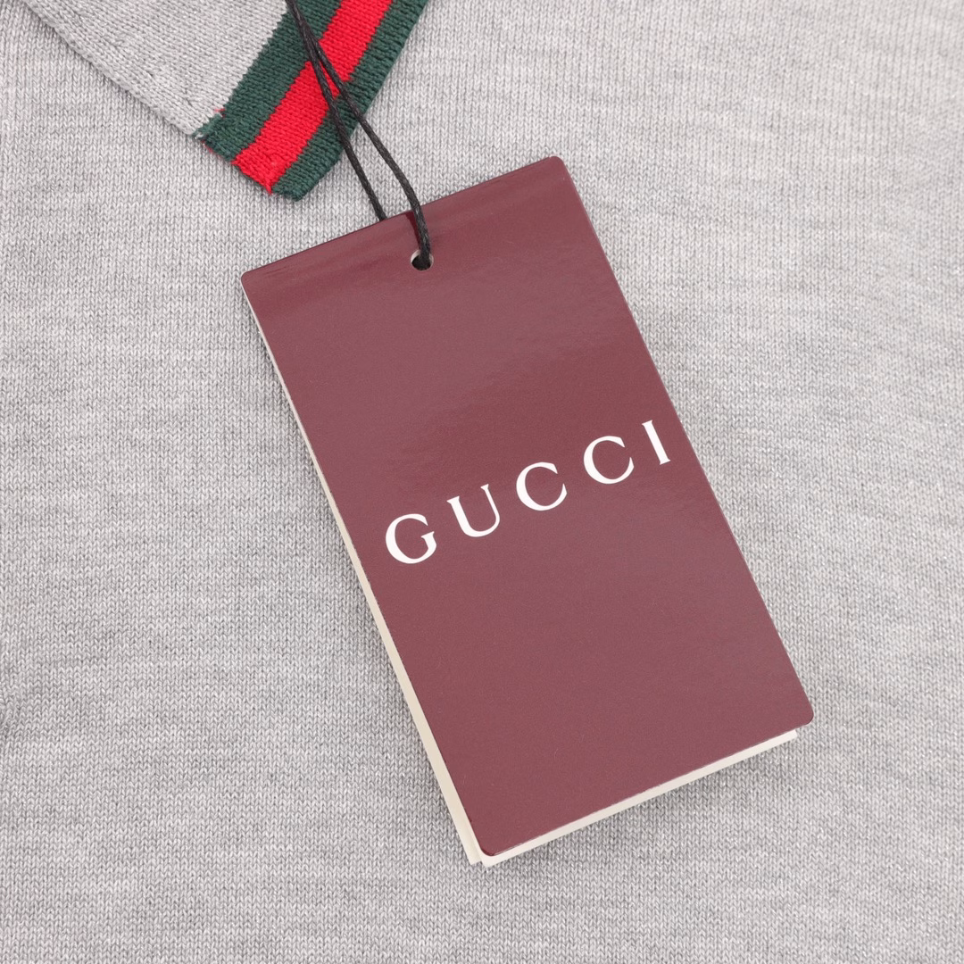 Gucci 25ss red and green striped silver knitted Polo short sleevesKnitted with silver silver thread blended cotton thread, it presents a shiny luster under the light, and the collar and cuffs are decorated with G's classic red and green contrast jacquard