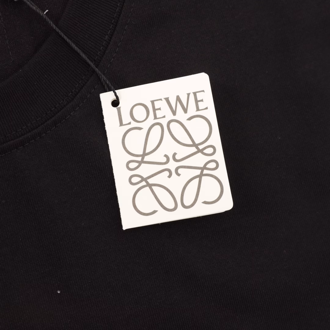Loewe tulip pattern round neck short-sleeved T-shirtThe fabric is made of high-end ice-feeling Sorona fabric, and the front and back are made of digital direct injection technology. The upper body effect is loose and casual, versatile, with three complete labels, and the same style for men and women