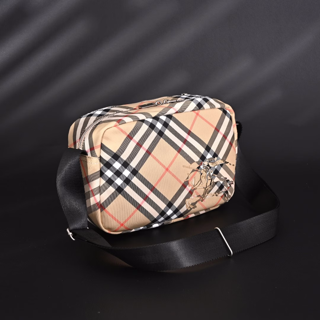 Burberry BBR new diamond pattern warhorse camera bag shoulder bagThe latest fabric pattern! Daily trendy wear, fashionable wear, no problem at all!The good-looking man and woman can wear it!