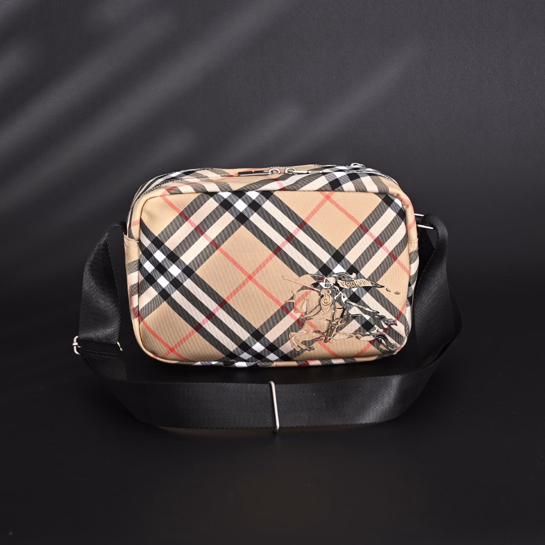 Burberry BBR new diamond pattern warhorse camera bag shoulder bagThe latest fabric pattern! Daily trendy wear, fashionable wear, no problem at all!The good-looking man and woman can wear it!