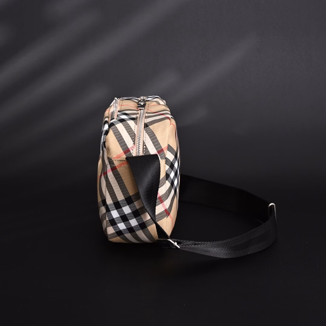 Burberry BBR new diamond pattern warhorse camera bag shoulder bagThe latest fabric pattern! Daily trendy wear, fashionable wear, no problem at all!The good-looking man and woman can wear it!