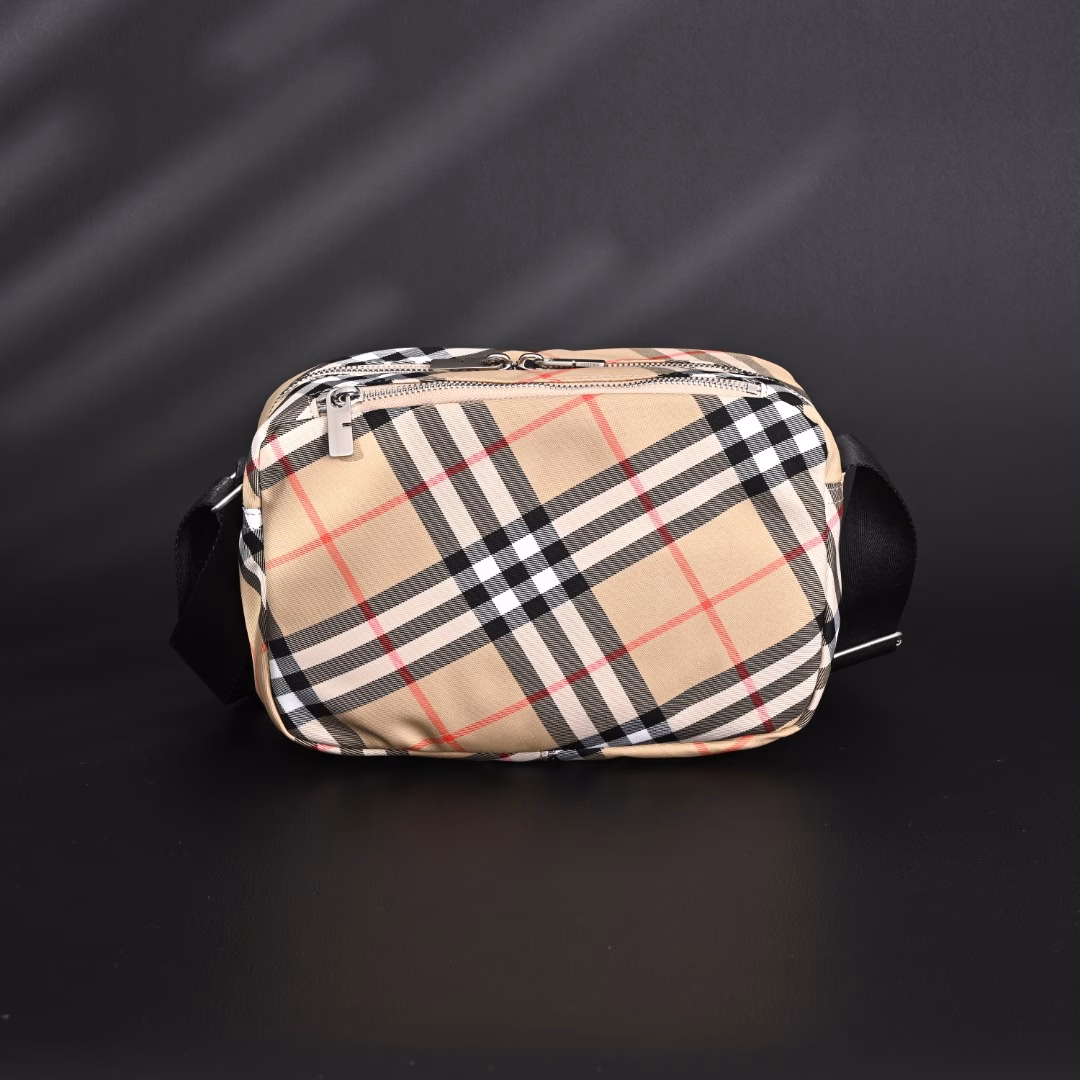 Burberry BBR new diamond pattern warhorse camera bag shoulder bagThe latest fabric pattern! Daily trendy wear, fashionable wear, no problem at all!The good-looking man and woman can wear it!
