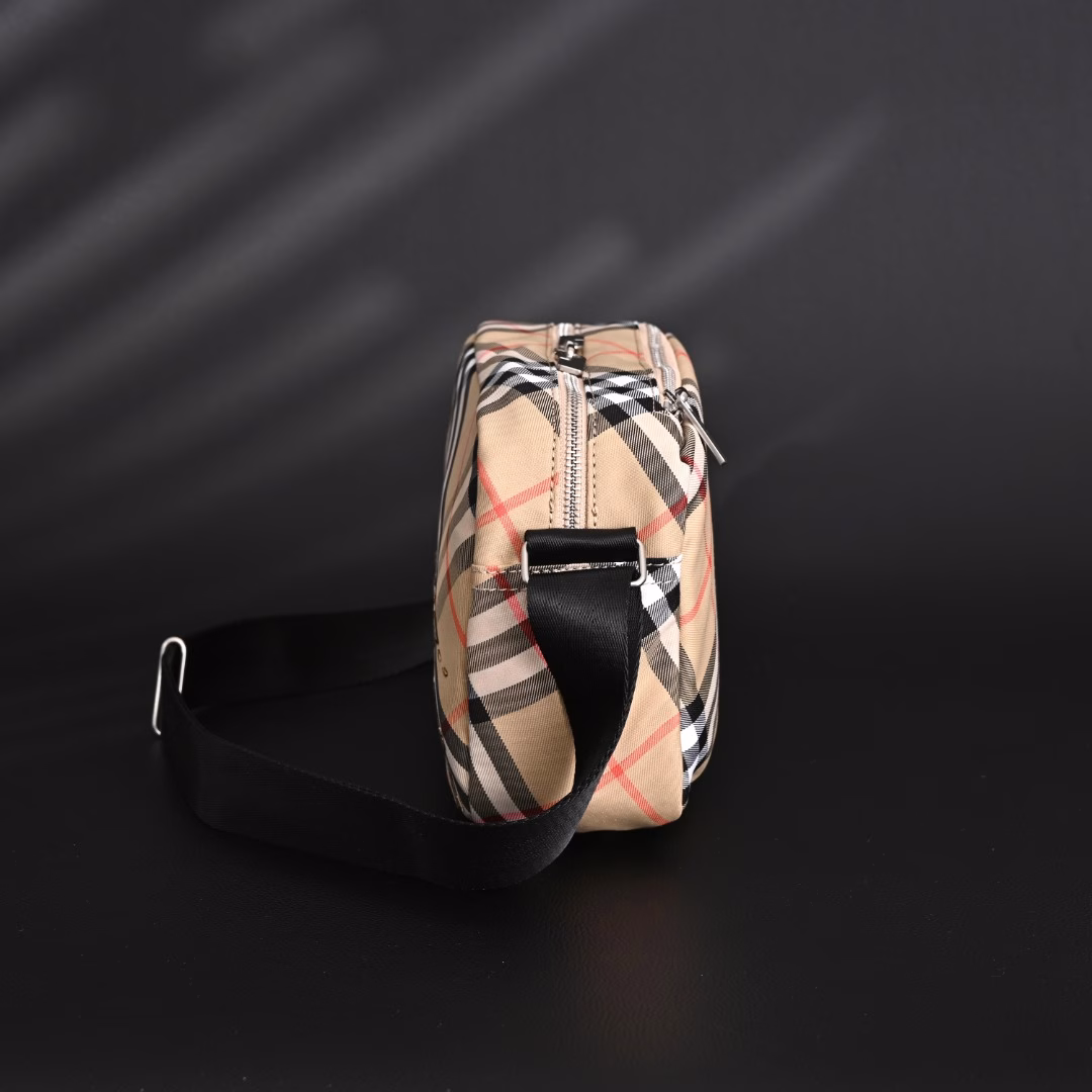Burberry BBR new diamond pattern warhorse camera bag shoulder bagThe latest fabric pattern! Daily trendy wear, fashionable wear, no problem at all!The good-looking man and woman can wear it!