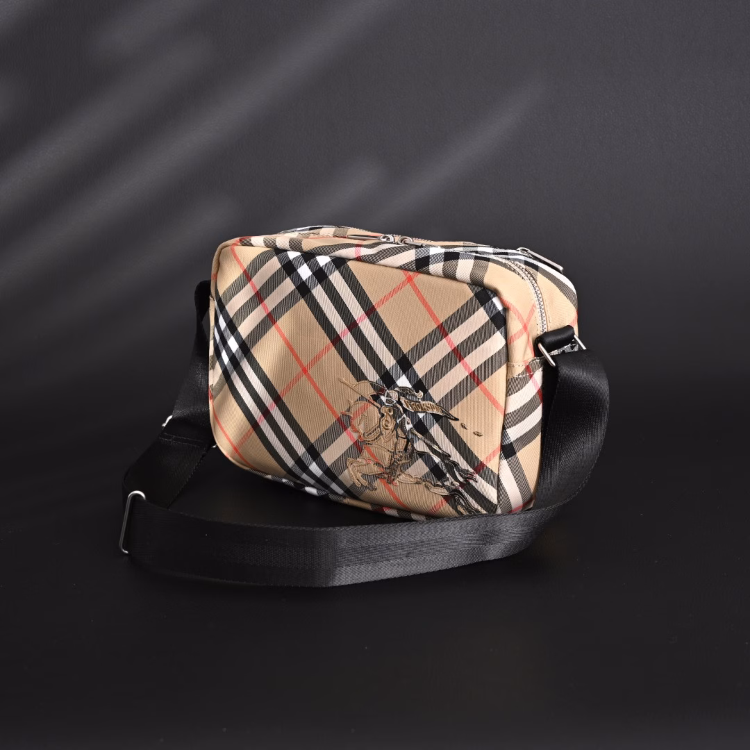 Burberry BBR new diamond pattern warhorse camera bag shoulder bagThe latest fabric pattern! Daily trendy wear, fashionable wear, no problem at all!The good-looking man and woman can wear it!