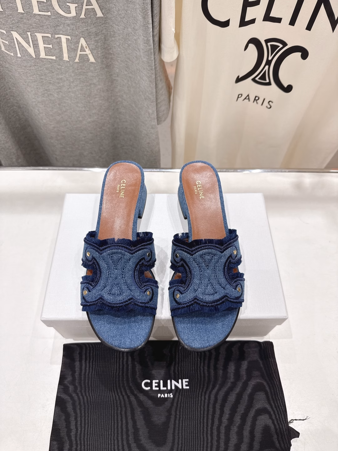 Celine 2025ss Celine early summer new Arc de Triomphe Logo high-heeled sandalsFull of high-end feeling, popular with internet celebrities on Instagram, very retro style, full of aura, very novel design style, high-end and very comfortable. Original one-to-one customization, embossed Celine logo highlights the brand charm, the fabric is super soft and very comfortable