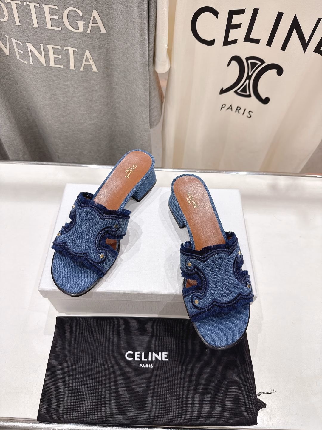 Celine 2025ss Celine early summer new Arc de Triomphe Logo high-heeled sandalsFull of high-end feeling, popular with internet celebrities on Instagram, very retro style, full of aura, very novel design style, high-end and very comfortable. Original one-to-one customization, embossed Celine logo highlights the brand charm, the fabric is super soft and very comfortable