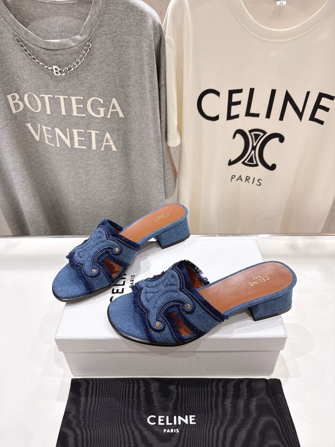 Celine 2025ss Celine early summer new Arc de Triomphe Logo high-heeled sandalsFull of high-end feeling, popular with internet celebrities on Instagram, very retro style, full of aura, very novel design style, high-end and very comfortable. Original one-to-one customization, embossed Celine logo highlights the brand charm, the fabric is super soft and very comfortable