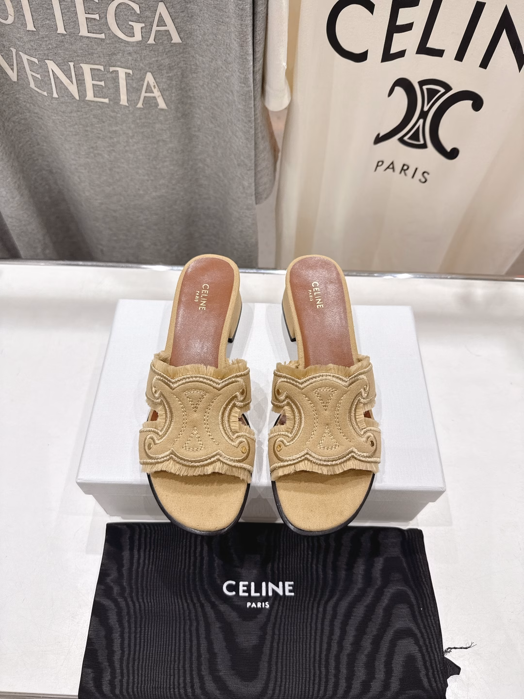 Celine 2025ss Celine early summer new Arc de Triomphe Logo high-heeled sandalsFull of high-end feeling, popular with internet celebrities on Instagram, very retro style, full of aura, very novel design style, high-end and very comfortable. Original one-to-one customization, embossed Celine logo highlights the brand charm, the fabric is super soft and very comfortable
