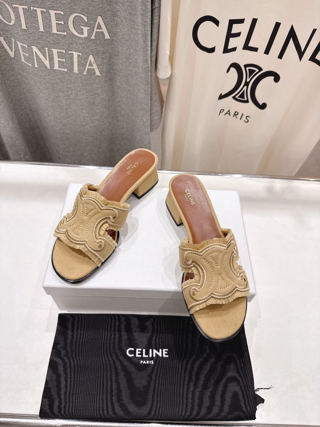 Celine 2025ss Celine early summer new Arc de Triomphe Logo high-heeled sandalsFull of high-end feeling, popular with internet celebrities on Instagram, very retro style, full of aura, very novel design style, high-end and very comfortable. Original one-to-one customization, embossed Celine logo highlights the brand charm, the fabric is super soft and very comfortable