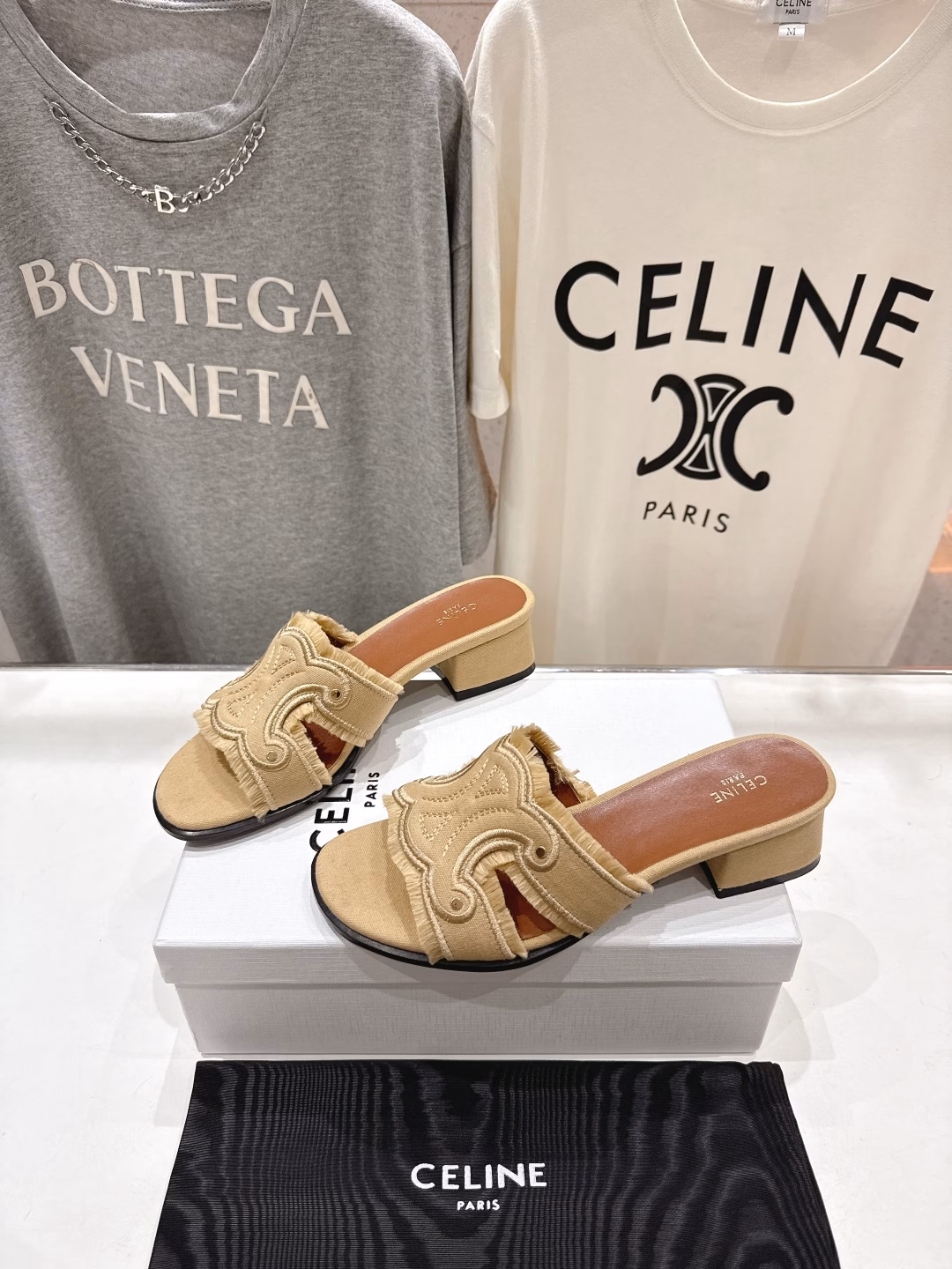 Celine 2025ss Celine early summer new Arc de Triomphe Logo high-heeled sandalsFull of high-end feeling, popular with internet celebrities on Instagram, very retro style, full of aura, very novel design style, high-end and very comfortable. Original one-to-one customization, embossed Celine logo highlights the brand charm, the fabric is super soft and very comfortable