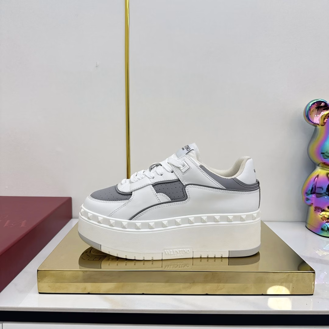 valentino fw 25ss new arrival～Valentino VT 2025 early spring Freedots sneakers thick-soled white shoes casual shoesSame style as Tan Jianci, comfortable and versatile, original purchase and development, pursuit of the highest quality, all made of original 1:1 materials, exclusive mold opening!Strict requirements for all details, strive for perfection, counter synchronization full set of packaging