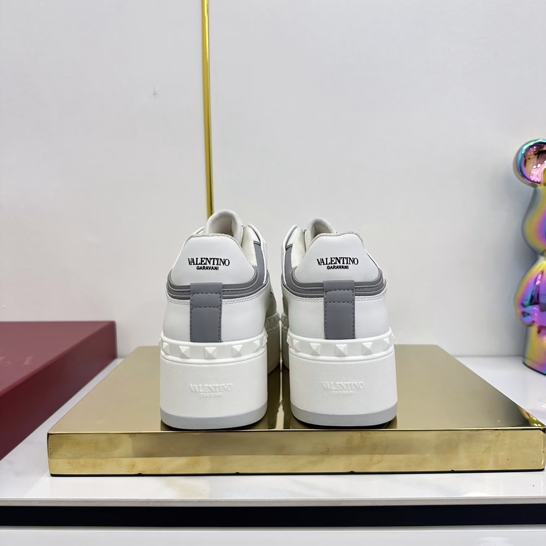 valentino fw 25ss new arrival～Valentino VT 2025 early spring Freedots sneakers thick-soled white shoes casual shoesSame style as Tan Jianci, comfortable and versatile, original purchase and development, pursuit of the highest quality, all made of original 1:1 materials, exclusive mold opening!Strict requirements for all details, strive for perfection, counter synchronization full set of packaging