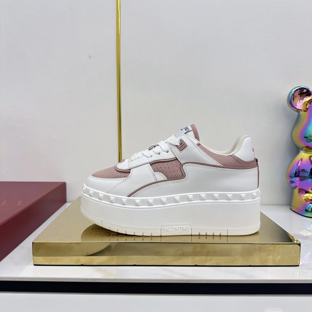 valentino fw 25ss new arrival～Valentino VT 2025 early spring Freedots sneakers thick-soled white shoes casual shoesSame style as Tan Jianci, comfortable and versatile, original purchase and development, pursuit of the highest quality, all made of original 1:1 materials, exclusive mold opening!Strict requirements for all details, strive for perfection, counter synchronization full set of packaging