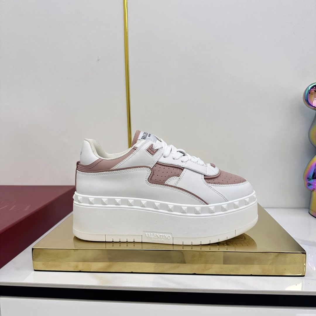 valentino fw 25ss new arrival～Valentino VT 2025 early spring Freedots sneakers thick-soled white shoes casual shoesSame style as Tan Jianci, comfortable and versatile, original purchase and development, pursuit of the highest quality, all made of original 1:1 materials, exclusive mold opening!Strict requirements for all details, strive for perfection, counter synchronization full set of packaging