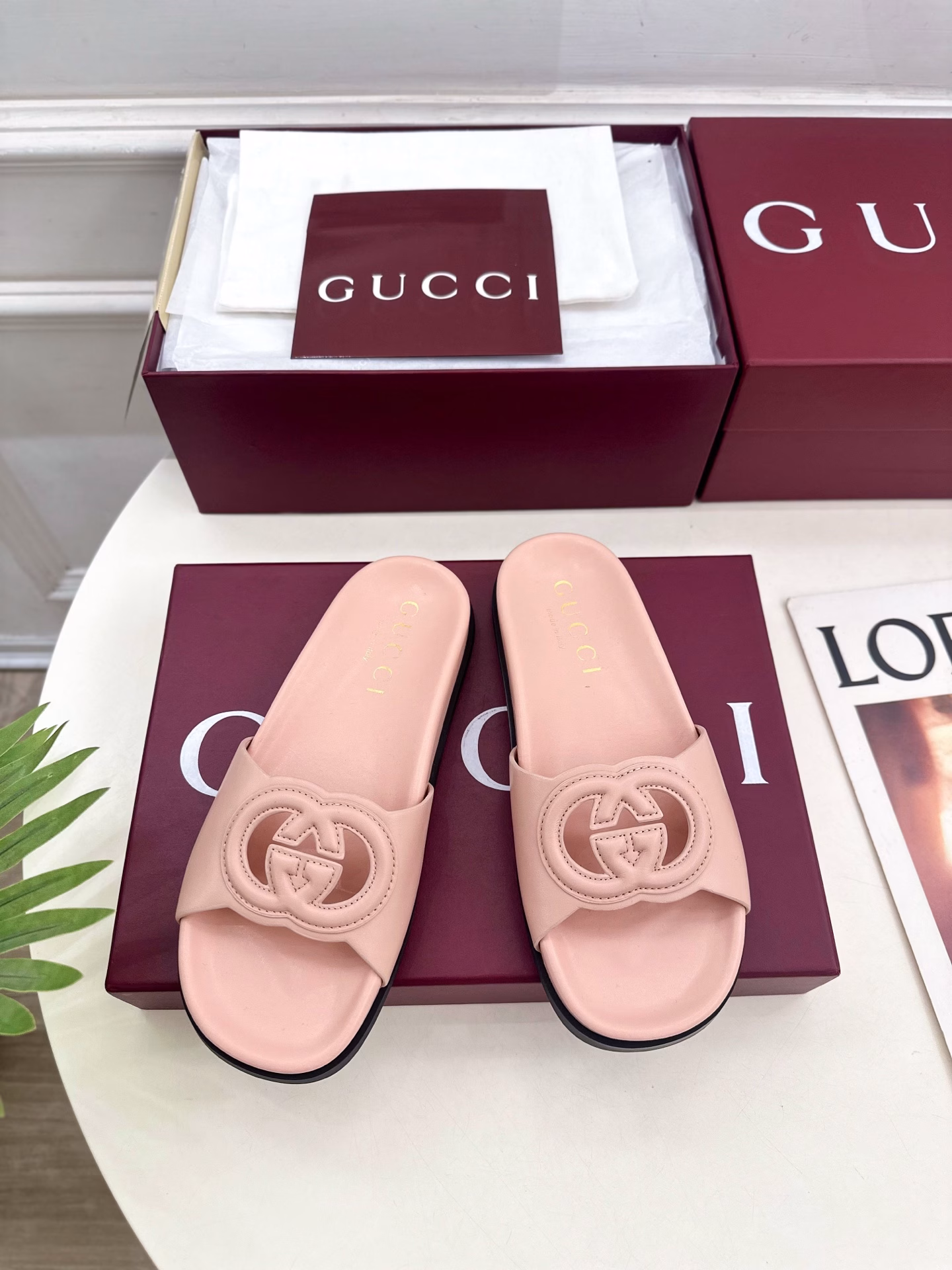 Gucci 25𝐬𝐬G's flagship series is finally released, the goods are worth looking forward to! The original classics create new designsBS new double G interlocking hollow slippers are purchasing-level! Full of high-end feeling! A popular model among bloggers at home and abroad, retro and fashionable, easy to wear and beautiful on the feet! The official website mainly promotes, and new colors are continuously updated