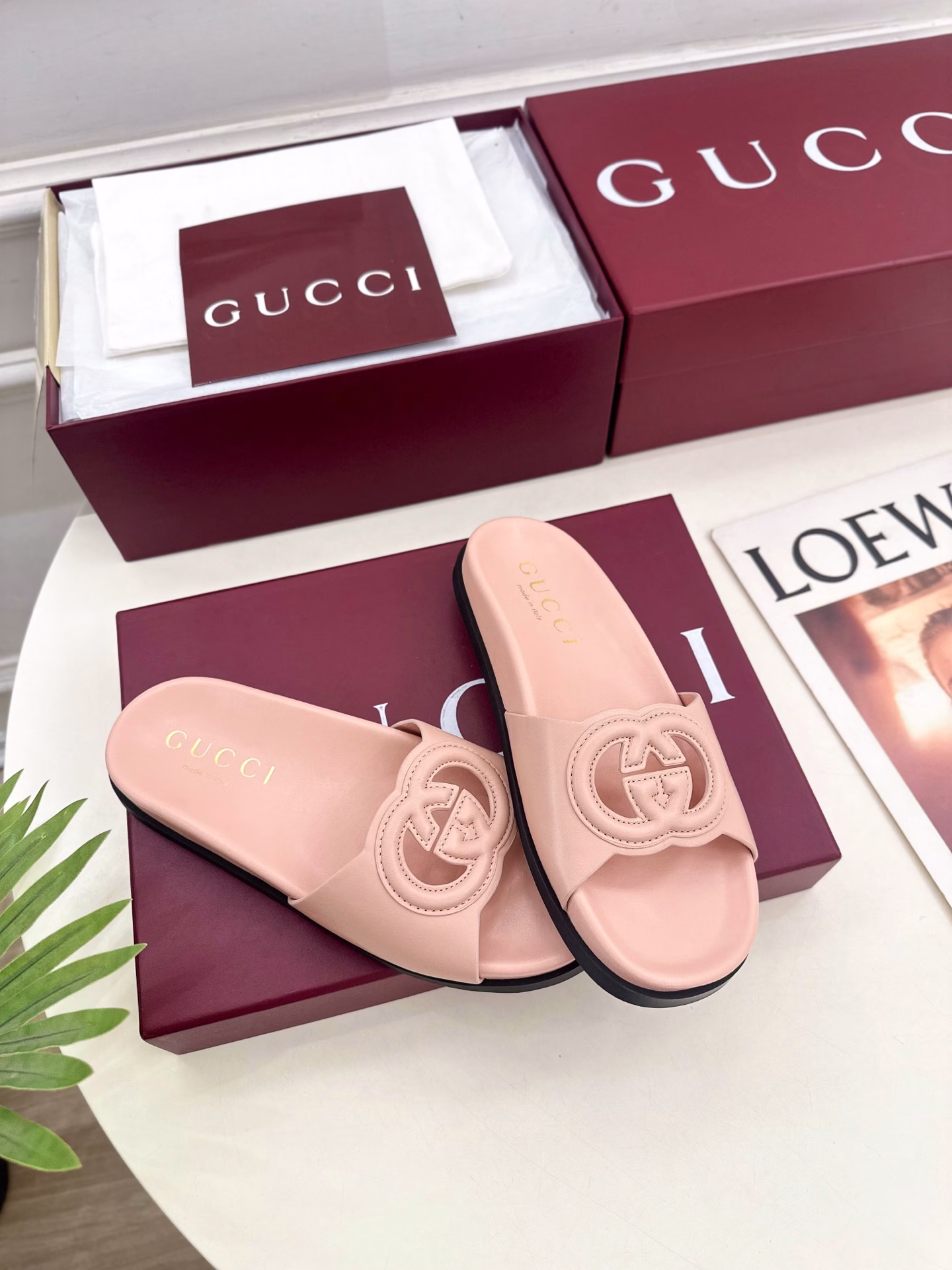 Gucci 25𝐬𝐬G's flagship series is finally released, the goods are worth looking forward to! The original classics create new designsBS new double G interlocking hollow slippers are purchasing-level! Full of high-end feeling! A popular model among bloggers at home and abroad, retro and fashionable, easy to wear and beautiful on the feet! The official website mainly promotes, and new colors are continuously updated