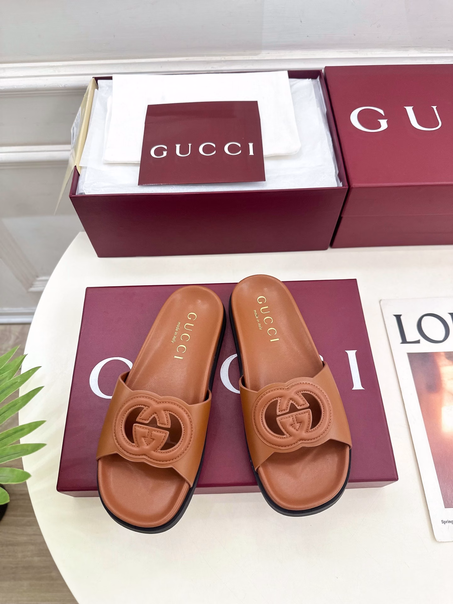 Gucci 25𝐬𝐬G's flagship series is finally released, the goods are worth looking forward to! The original classics create new designsBS new double G interlocking hollow slippers are purchasing-level! Full of high-end feeling! A popular model among bloggers at home and abroad, retro and fashionable, easy to wear and beautiful on the feet! The official website mainly promotes, and new colors are continuously updated