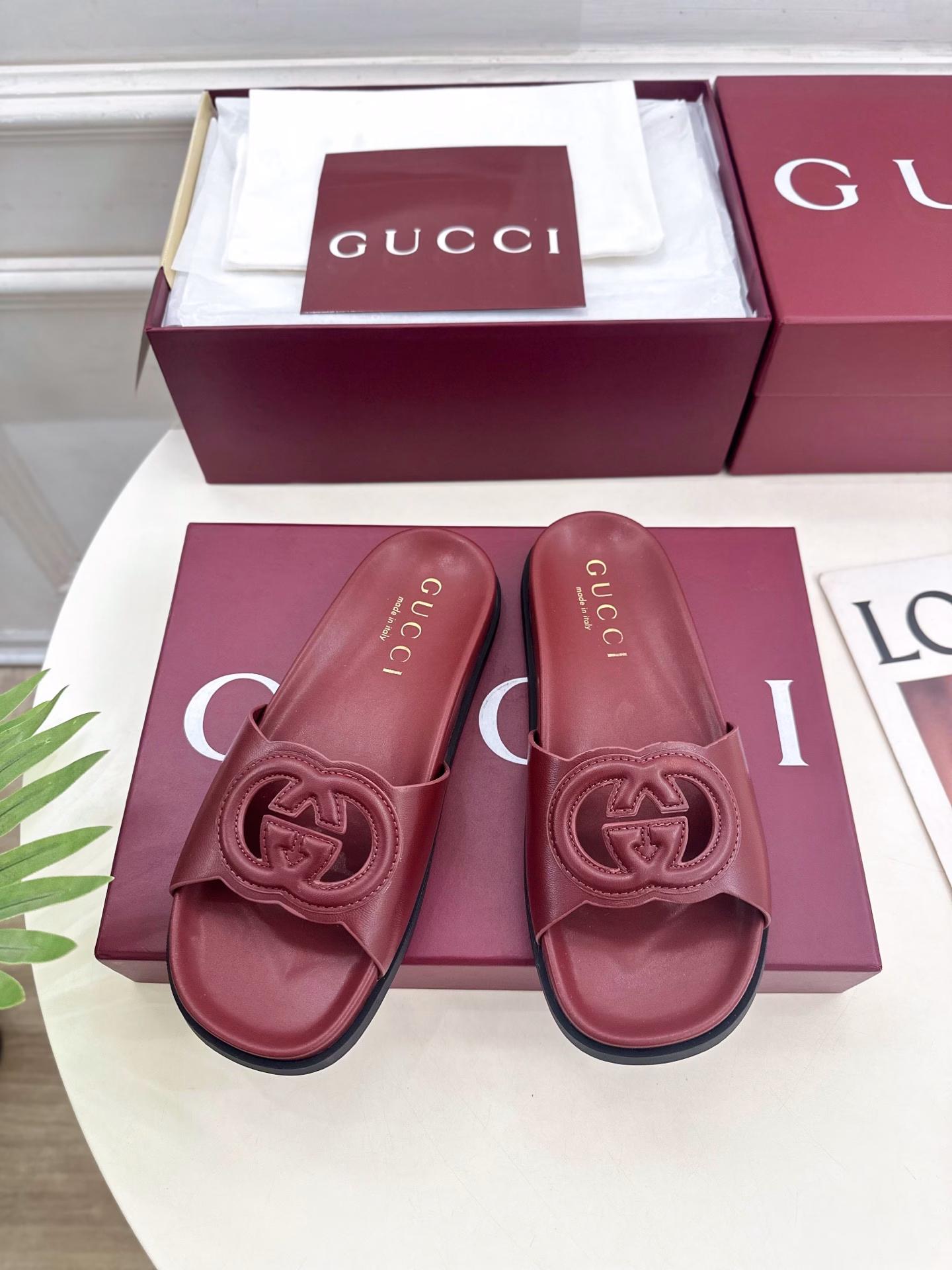 Gucci 25𝐬𝐬G's flagship series is finally released, the goods are worth looking forward to! The original classics create new designsBS new double G interlocking hollow slippers are purchasing-level! Full of high-end feeling! A popular model among bloggers at home and abroad, retro and fashionable, easy to wear and beautiful on the feet! The official website mainly promotes, and new colors are continuously updated