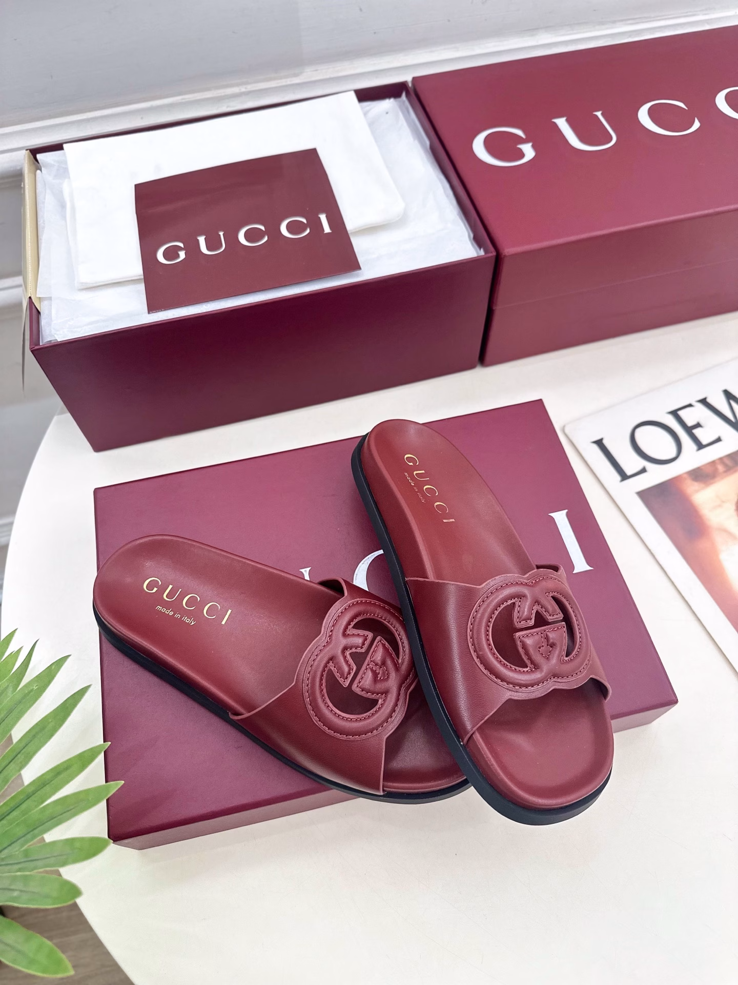 Gucci 25𝐬𝐬G's flagship series is finally released, the goods are worth looking forward to! The original classics create new designsBS new double G interlocking hollow slippers are purchasing-level! Full of high-end feeling! A popular model among bloggers at home and abroad, retro and fashionable, easy to wear and beautiful on the feet! The official website mainly promotes, and new colors are continuously updated