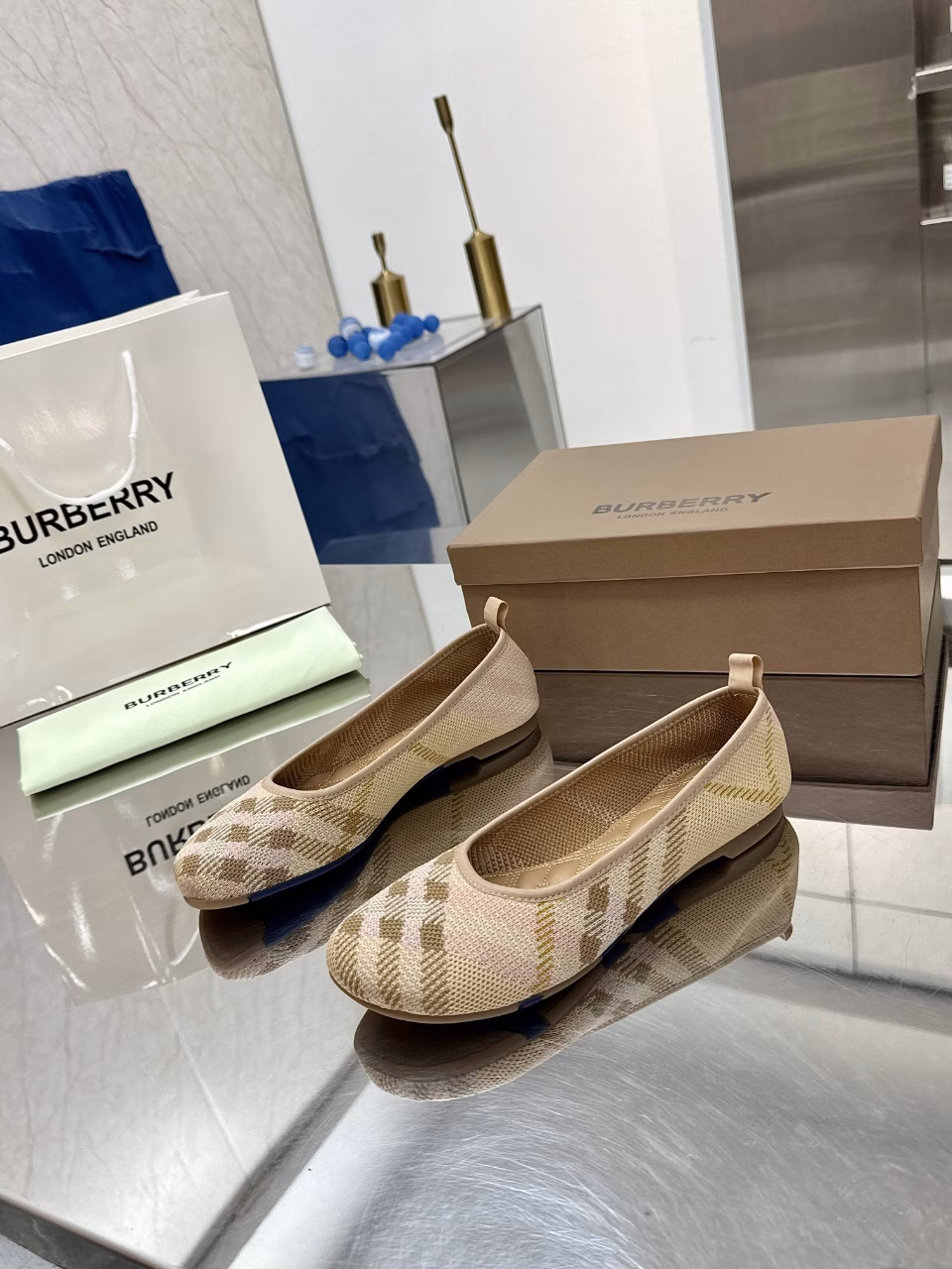 Burberry classic checkered flat shoes are the most suitable shoes for everyone and are not limited to any age. They look good on everyone. The upper is made of flying woven insole and embroidered. Don't underestimate the cost of the fabric. Our upper is made of three layers of patchwork.