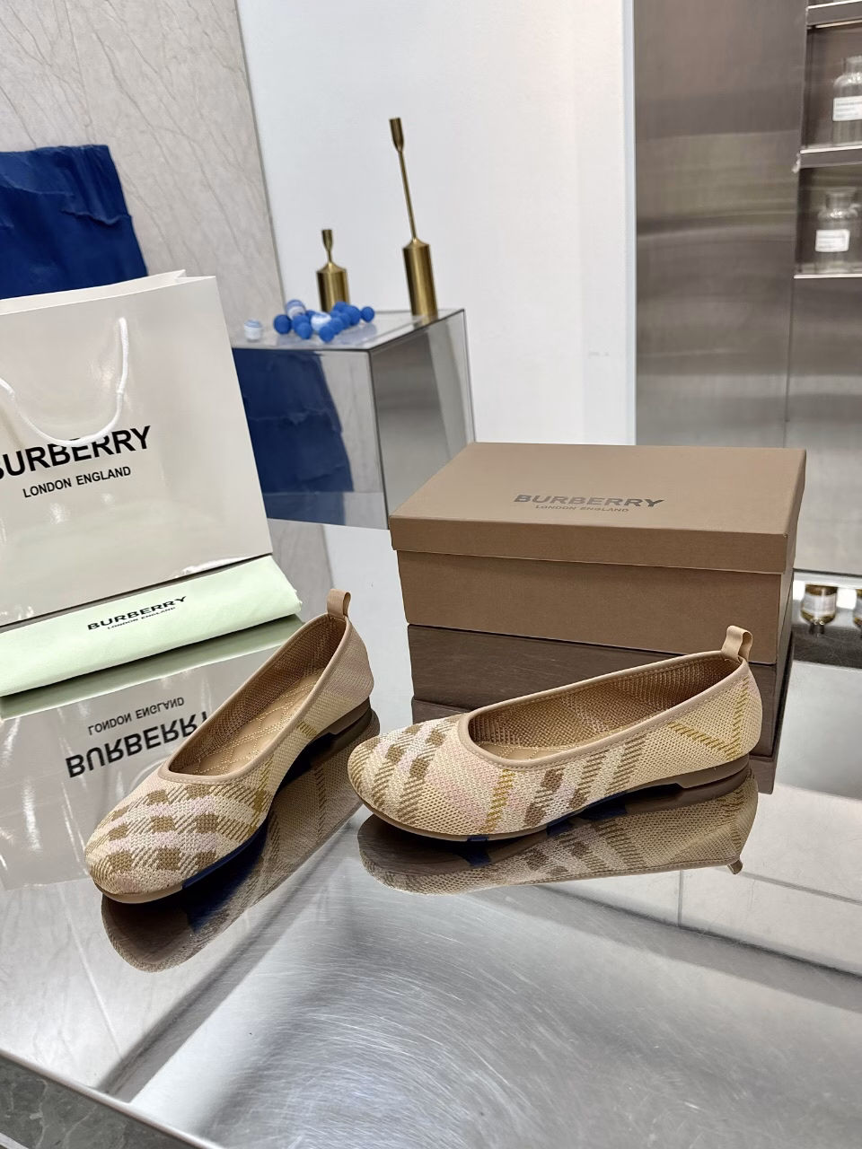 Burberry classic checkered flat shoes are the most suitable shoes for everyone and are not limited to any age. They look good on everyone. The upper is made of flying woven insole and embroidered. Don't underestimate the cost of the fabric. Our upper is made of three layers of patchwork.