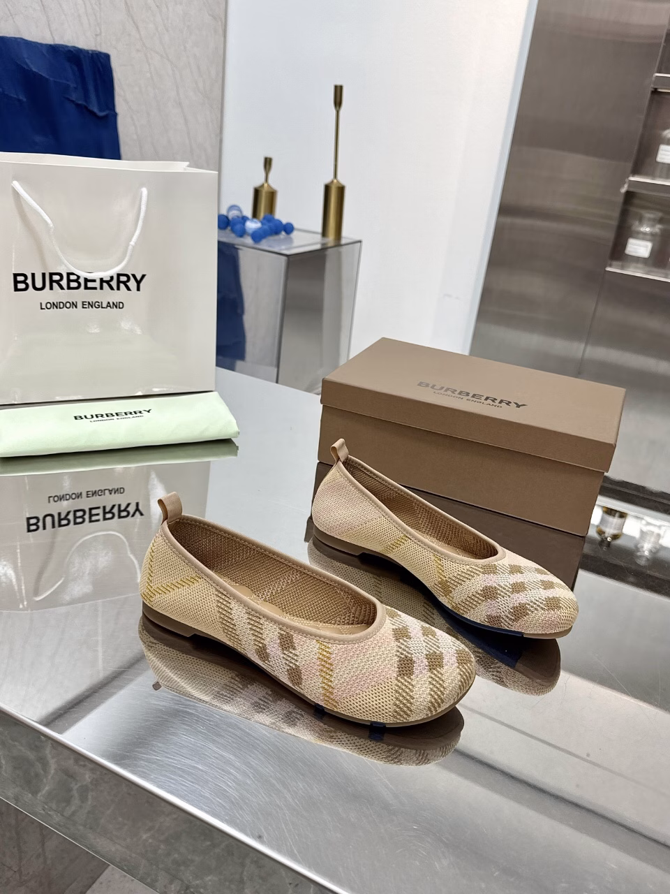 Burberry classic checkered flat shoes are the most suitable shoes for everyone and are not limited to any age. They look good on everyone. The upper is made of flying woven insole and embroidered. Don't underestimate the cost of the fabric. Our upper is made of three layers of patchwork.