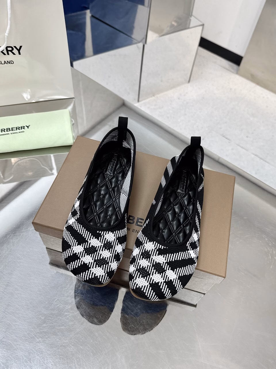 Burberry classic checkered flat shoes are the most suitable shoes for everyone and are not limited to any age. They look good on everyone. The upper is made of flying woven insole and embroidered. Don't underestimate the cost of the fabric. Our upper is made of three layers of patchwork.