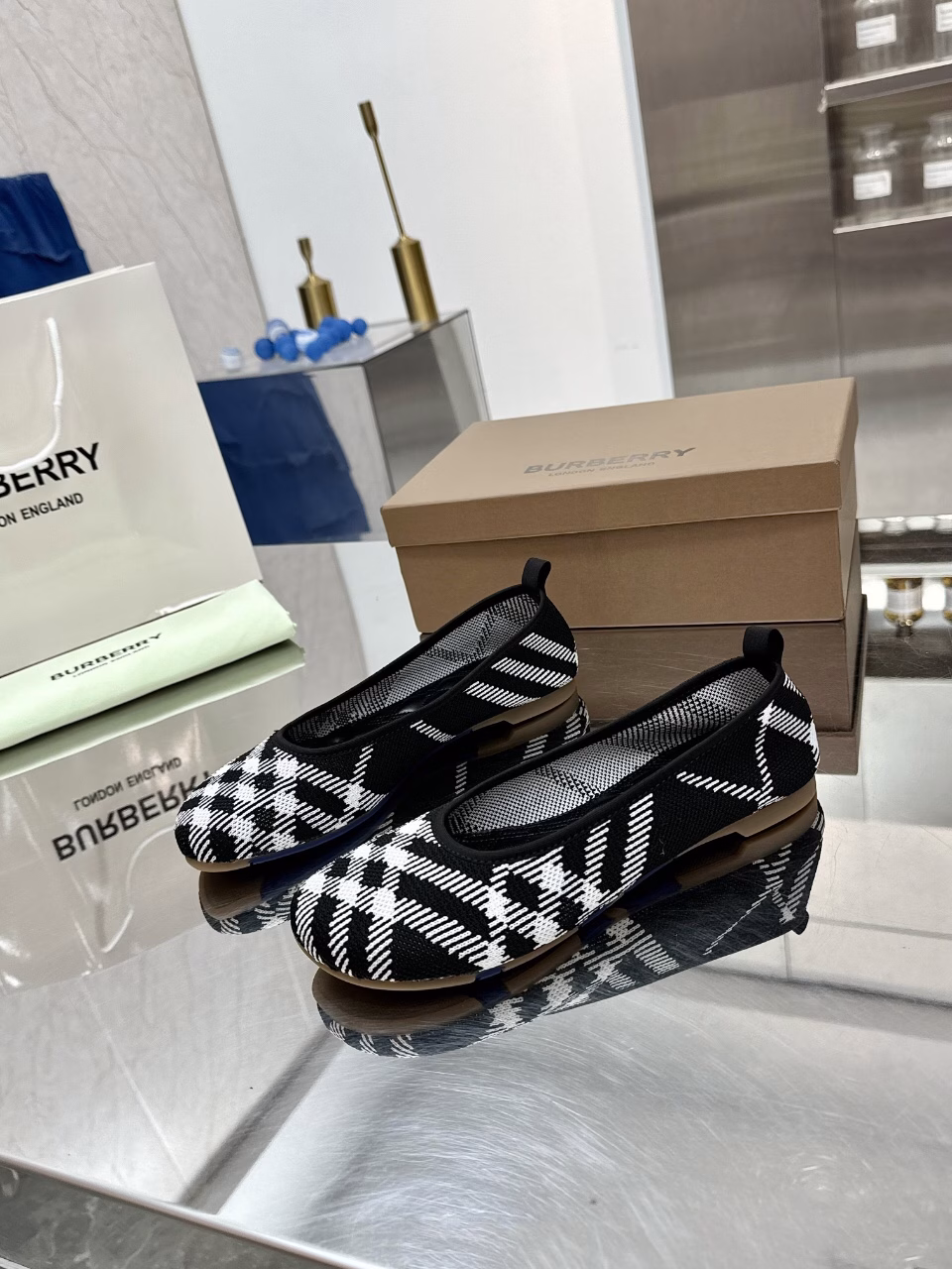 Burberry classic checkered flat shoes are the most suitable shoes for everyone and are not limited to any age. They look good on everyone. The upper is made of flying woven insole and embroidered. Don't underestimate the cost of the fabric. Our upper is made of three layers of patchwork.