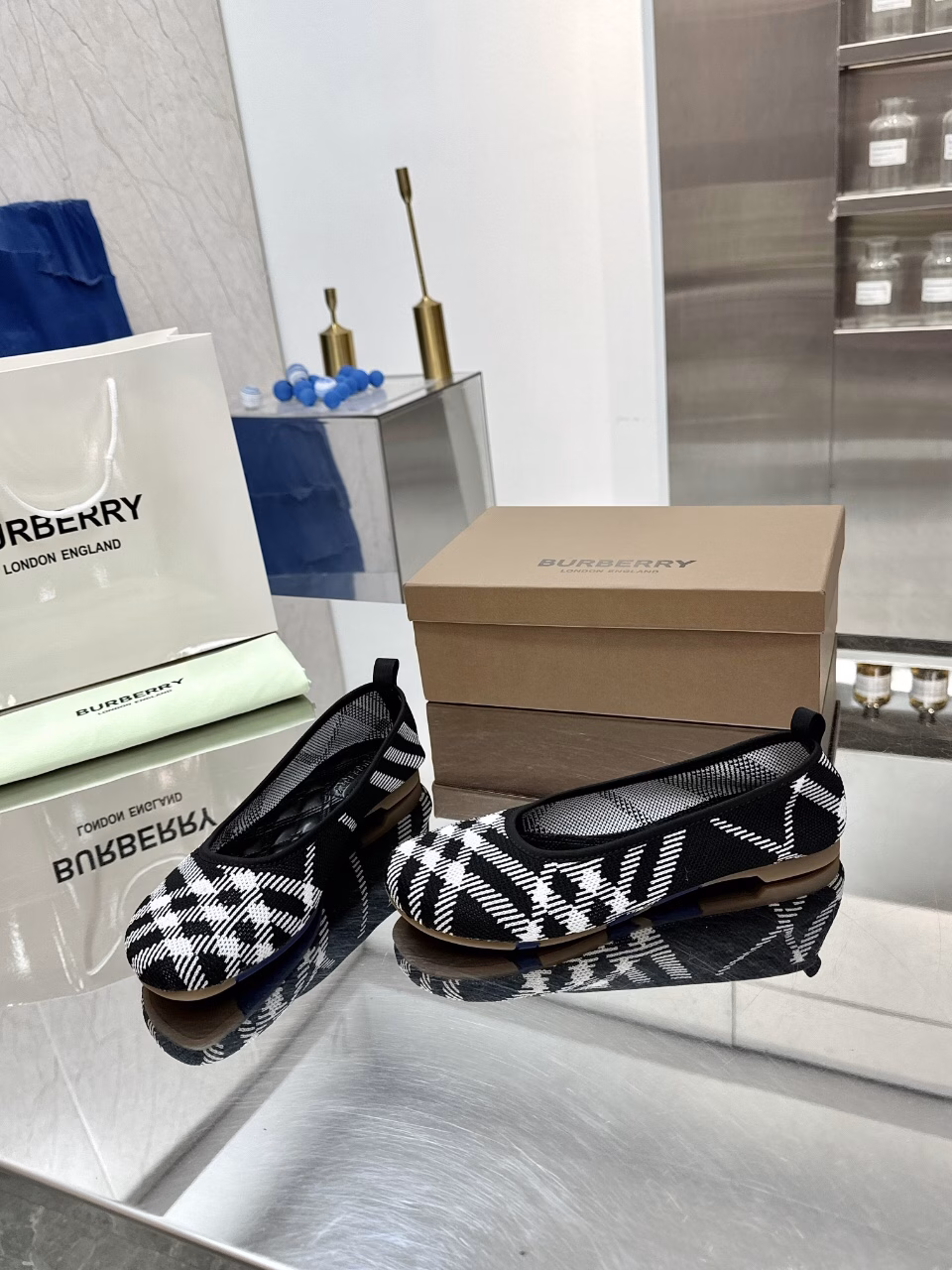 Burberry classic checkered flat shoes are the most suitable shoes for everyone and are not limited to any age. They look good on everyone. The upper is made of flying woven insole and embroidered. Don't underestimate the cost of the fabric. Our upper is made of three layers of patchwork.