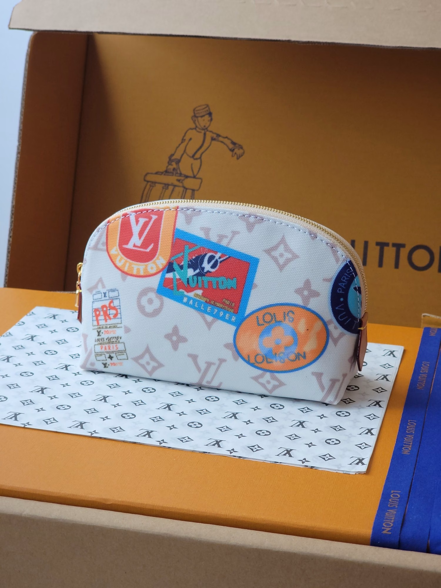 Made from iconic Monogram Empreinte leather, this brightly coloured Lisa wallet pays homage to the House's heritage while offering a playful twist. This colourful design features an enamel zipper adorned with the iconic Monogram flower charm and features multiple coin and bill pockets on the interior, as well as four business card slots.