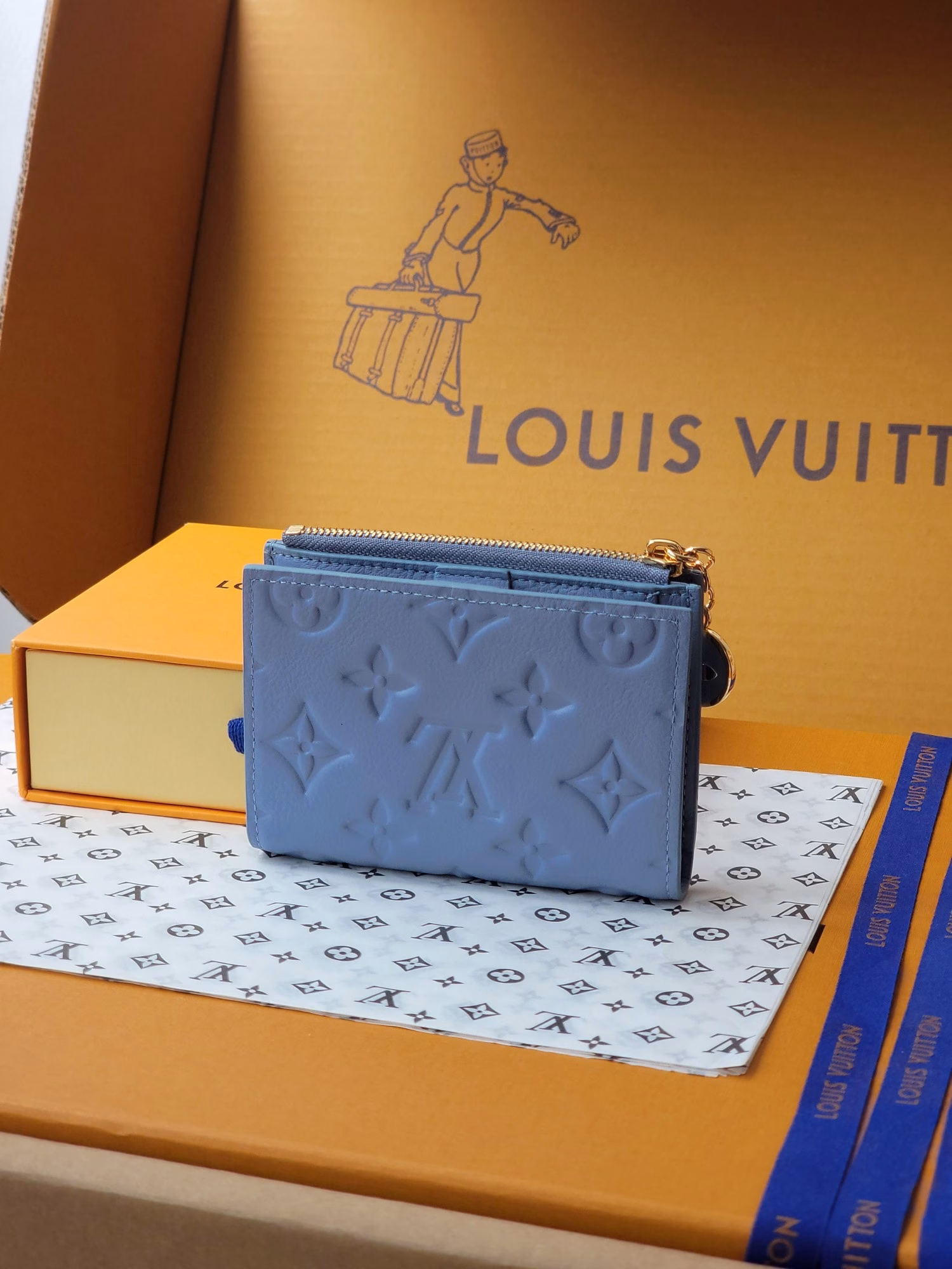 Made from iconic Monogram Empreinte leather, this brightly coloured Lisa wallet pays homage to the House's heritage while offering a playful twist. This colourful design features an enamel zipper adorned with the iconic Monogram flower charm and features multiple coin and bill pockets on the interior, as well as four business card slots.