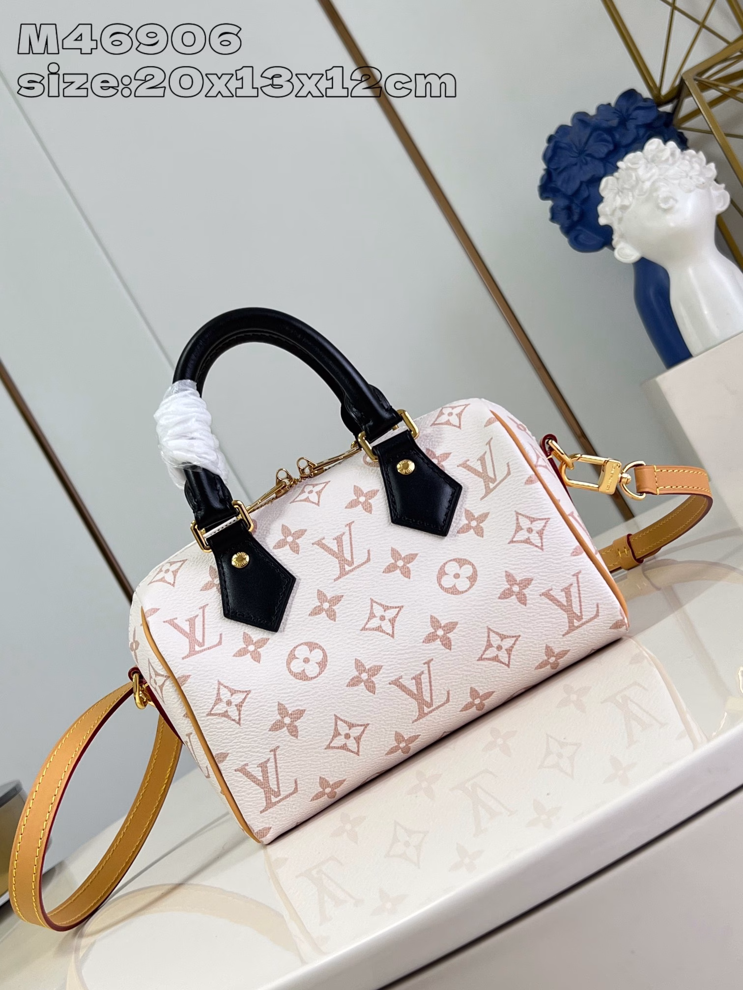 The Speedy Bandoulière 20 is a quintessence of the brand's traditional Speedy travel bag design, made of Monogram canvas with a fabric lining and cowhide leather trim. The handle and removable and adjustable shoulder strap allow for a variety of styling possibilities. The black leather handle adds a variety of carrying options.