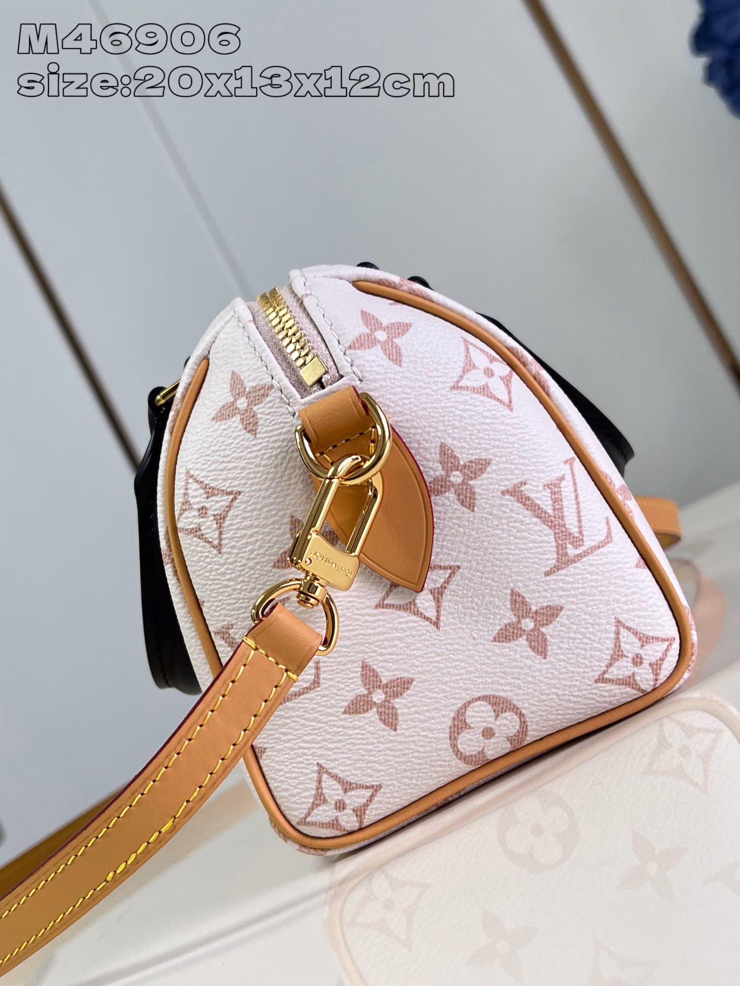The Speedy Bandoulière 20 is a quintessence of the brand's traditional Speedy travel bag design, made of Monogram canvas with a fabric lining and cowhide leather trim. The handle and removable and adjustable shoulder strap allow for a variety of styling possibilities. The black leather handle adds a variety of carrying options.