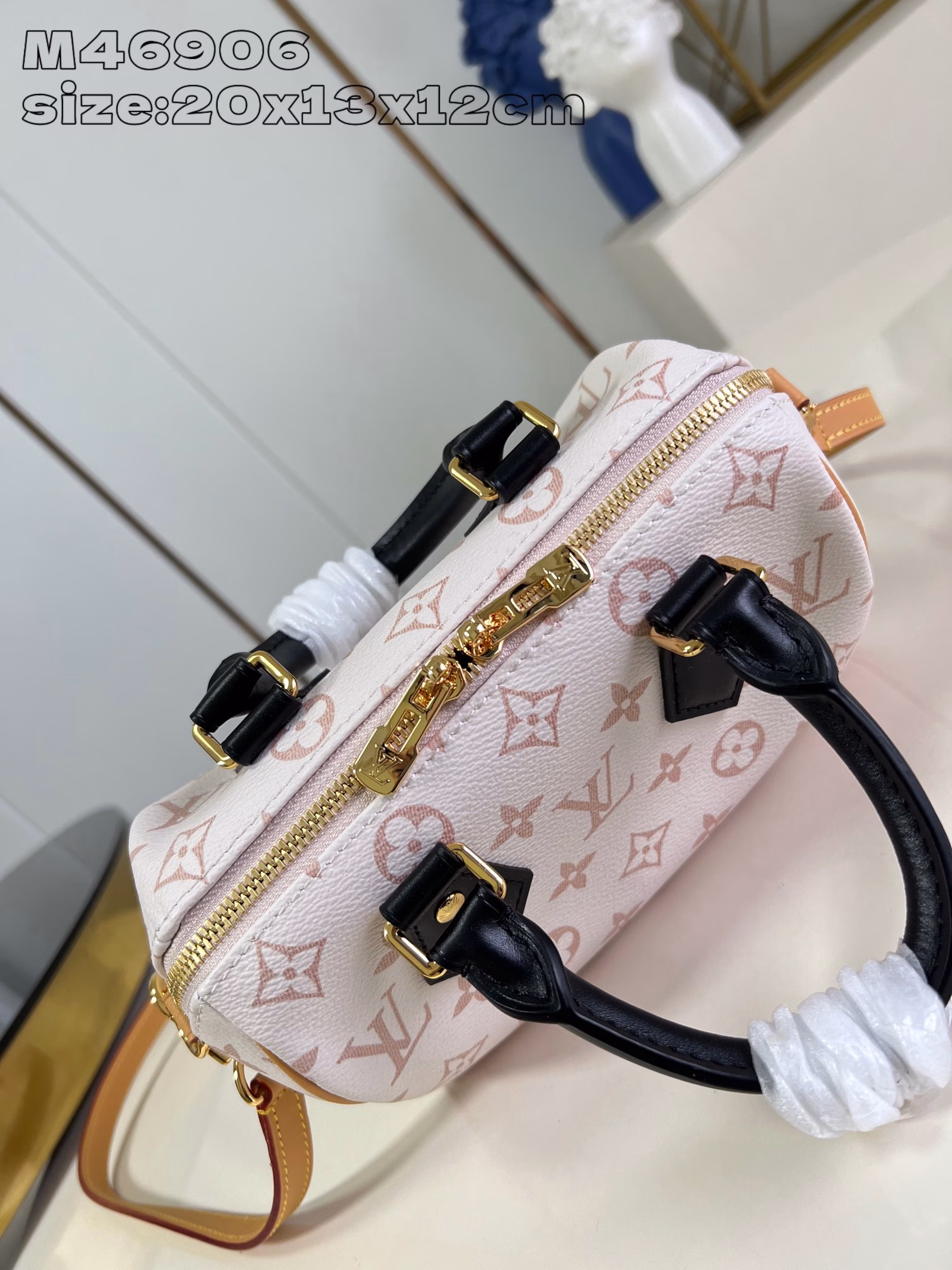 The Speedy Bandoulière 20 is a quintessence of the brand's traditional Speedy travel bag design, made of Monogram canvas with a fabric lining and cowhide leather trim. The handle and removable and adjustable shoulder strap allow for a variety of styling possibilities. The black leather handle adds a variety of carrying options.